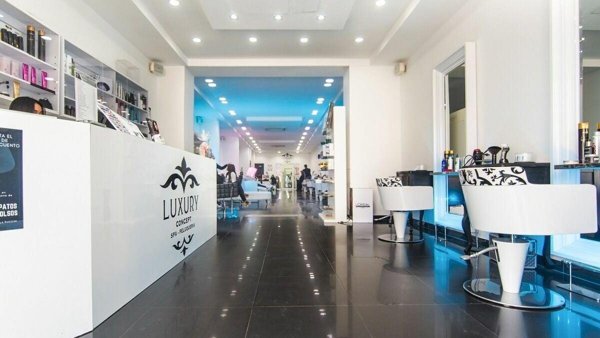 Pasillo del salón Luxury Concept en Bocagrande, blanco con luces LED azules