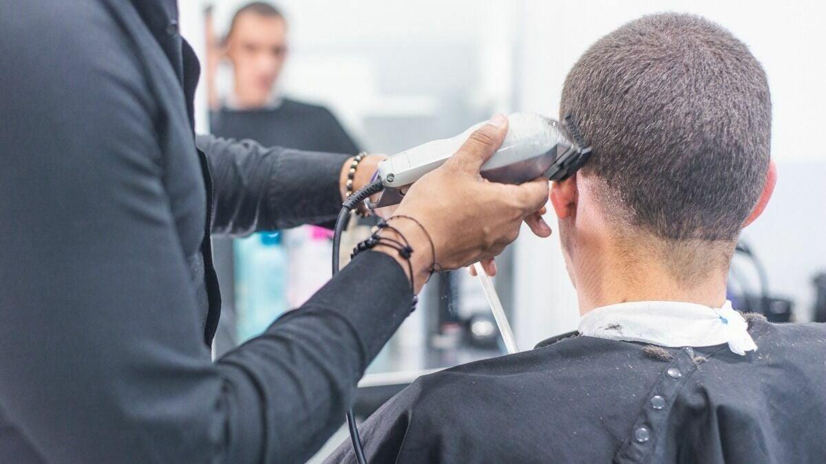 Corte de cabello para hombre con máquina