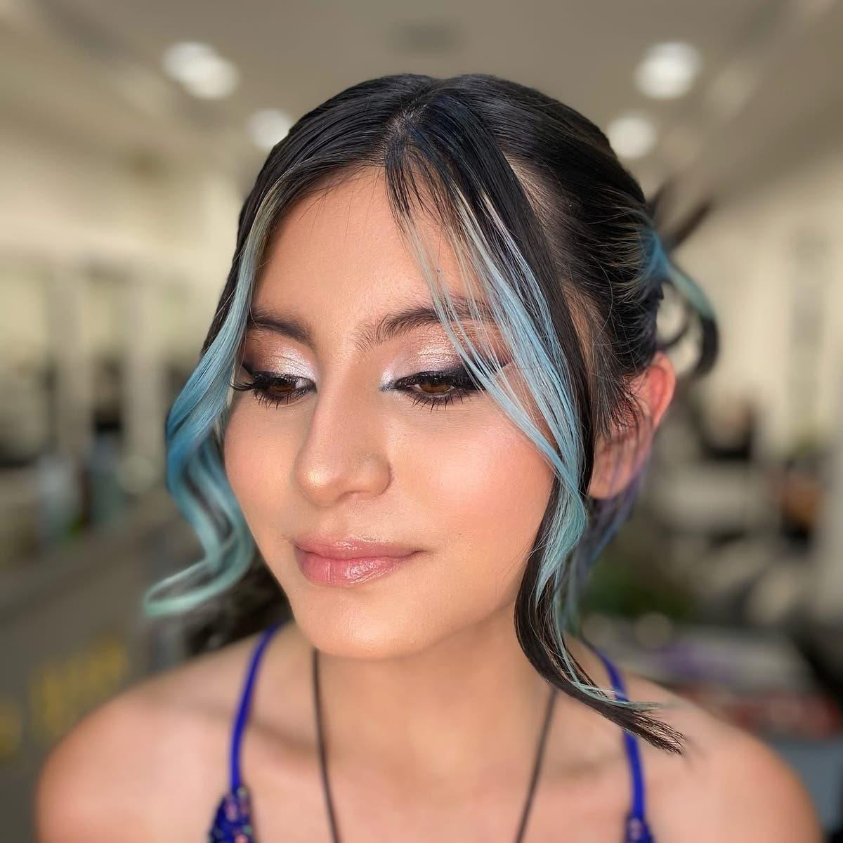 Maquillaje con mechón azul