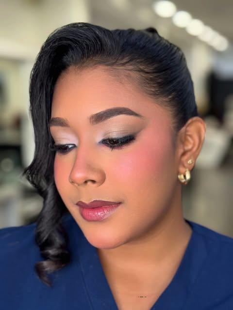 Maquillaje social y peinado recogido con onda